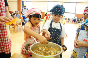 写真：クッキングをする子どもたち