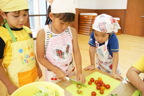 写真：クッキングをする子どもたち