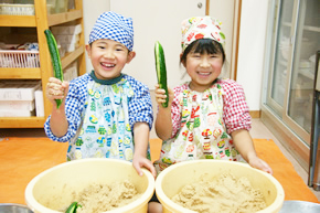 写真：クッキングをする子どもたち