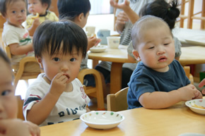 写真：食事をする園児