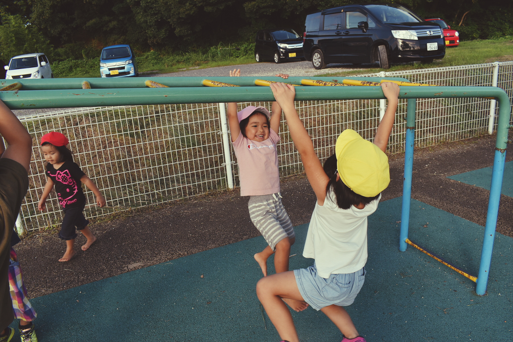 写真：チューリップと園児たち