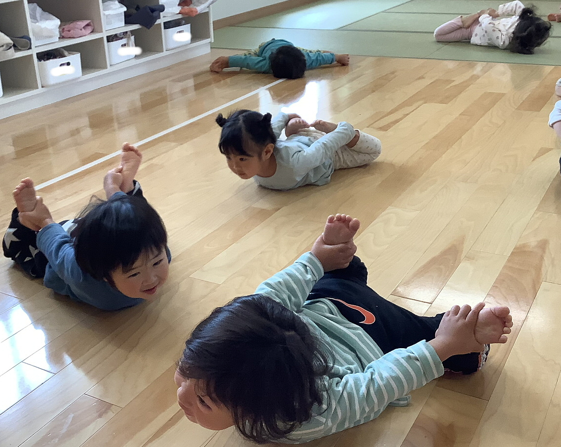 写真：クッキングをする子どもたち